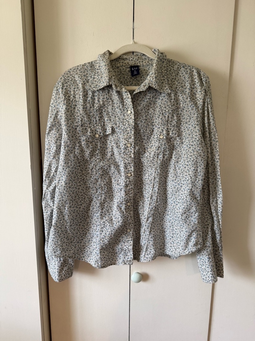 GAP Cotton Button Down Shirt Floral Pearlescent Buttons Blue Cream Cottagecore - Picture 3 of 6